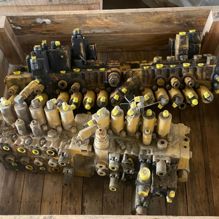 CATERPILLAR - 318C - Excavadora de orugas - distribuidor 