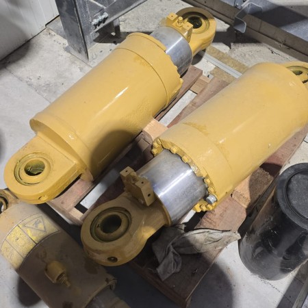 CATERPILLAR - 771D - Camión volquete - Cilindro de suspensión